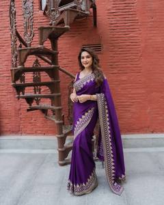 Elegante Sari de Seda Morado con Bordado Zari y Lentejuelas para Bodas y Fiestas, Estilo Indio-Pakistaní, Largo hasta el Tobillo - Product Image 2