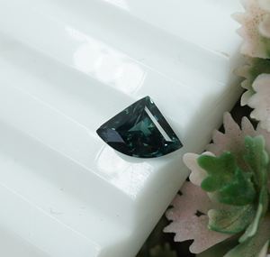 พลอยไพลินสีเขียวอมฟ้าธรรมชาติทรงคุชชั่น ขนาด 7x5x3.5 มม. น้ำหนัก 0.76 กะรัต สำหรับทำเครื่องประดับที่ไม่เหมือนใคร - Product Image 3