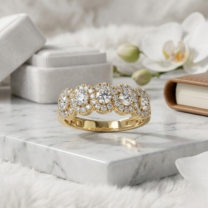 Anillo de banda con cinco piedras y halo pavé de corte redondo de 1.15 quilates - Product Image 1