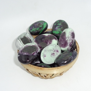 Pierre de poche ovale polie naturelle en Kammererite, cristal violet rare pour la guérison, la méditation Reiki, l'énergie et la décoration artistique folklorique - Product Image 6