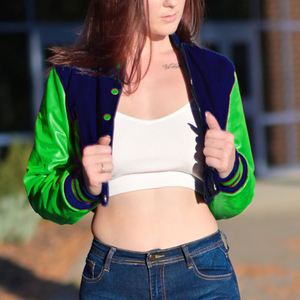 Chaqueta Corta Estilo Universitaria para Mujer, Color Negro y Verde Lima, Estilo Bomber, Mangas de Cuero Sintético, Ropa Exterior Informal, Moda Femenina - Product Image 2