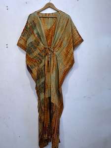 Robe Kaftan en Soie Pure Imprimée Florale Teinte à la Main, en Crêpe de Soie, Style Bohème, Taille Naturelle, Plumes Écologiques - Product Image 2