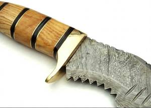 Outil utilitaire d'extérieur artisanal en acier damas à profil angulaire, avec manche en bois d'olivier empilé et poinçon en laiton - Product Image 6
