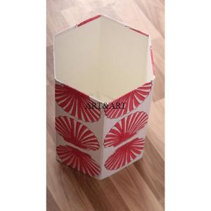 Méthodes créatives pour réutiliser les boîtes en carton pour la fabrication de poubelles avec des motifs floraux faits à la main et du tissu en coton. - Product Image 6