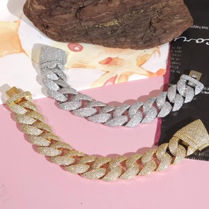 Pulsera de diamantes personalizada más vendida, en plata, para ella, elegante regalo de joyería personalizada disponible para la venta - Product Image 1