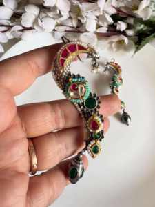 Pendientes de latón con acabado antiguo de calidad premium con motivo de pavo real, joyería tradicional india para festivales, disponibles para la venta. - Product Image 3