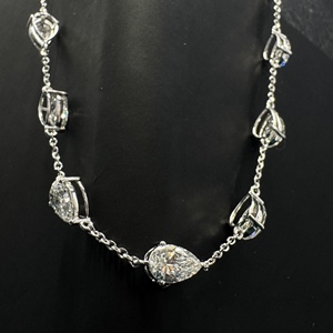Magnífico Collar de Diamantes Cultivados en Laboratorio con Corte de Pera de 14.00 CT en Oro Blanco de 14K para Mujer - Product Image 3