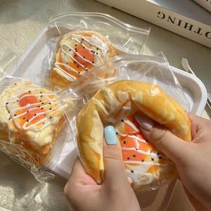 Jouet anti-stress en silicone de qualité alimentaire, simulé en forme d'œuf frit à double jaune et de pain grillé, jouet à presser pour soulager le stress - Product Image 1