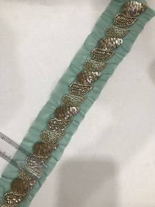 Bordure de sari exquise et fantaisie, ornée à la main, écologique, à motif floral festonné, avec paillettes métalliques et broderie de perles de précision, qualité supérieure 100% - Product Image 2