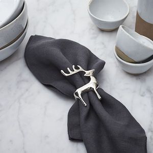 Anneau de serviette de luxe en aluminium motif renne saisonnier avec finition décorative pour la décoration festive de la maison - Product Image 4