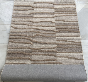 Tapis indien Aisha Fabs ROOTS en laine naturelle non teinte, tufté à la main, design abstrait, poils irréguliers, zones antidérapantes en latex, style moderne - Product Image 3