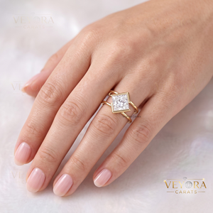 Cautivador Anillo Oura de Moissanita Princesa, con Diseño de Concha, Elaborado en Plata Sólida 925 con Detalle de Brazalete Abierto y Engaste Geométrico en Forma de Cometa - Product Image 2