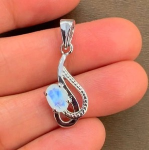 Pendentif Tendance en Argent Sterling Plaqué Rhodium avec Pierre de Lune Ovale et Motif Spirale, Fait Main, Minimaliste, Unisexe, pour Usage Quotidien, Vente en Gros - Product Image 3