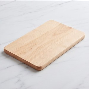 Planche à découper rectangulaire minimaliste en bois, grain de bois naturel clair, pour la cuisine - Product Image 3