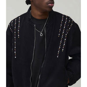Veste en jean noire cloutée pour homme, style streetwear, look tendance, veste décontractée pour homme - Product Image 3
