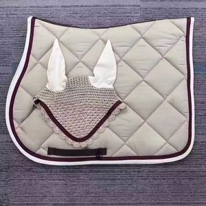 Tapis de selle rouge polyvalent avec doublure en polaire et bordure noire pour l'équitation - Product Image 3