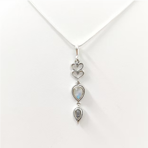 Pendentif artisanal en argent sterling 925 avec deux pierres de lune superposées, breloque double cœur, à porter au quotidien et pour toutes les occasions - Product Image 3
