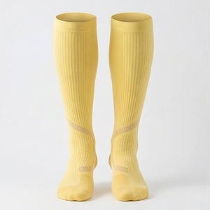Chaussettes hautes pour hommes, couleur unie, tricotées, jaunes, style classique - Product Image 1