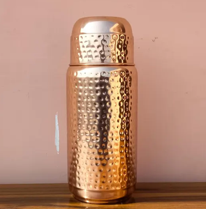 Bouteille d'eau classique en cuivre pur, écologique, martelée à la main, surface à motif alvéolé, avec bouchon en verre intégré, sans joint, anti-fuite - Product Image 1