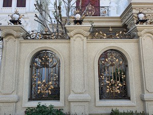 Puerta de Entrada Doble Tradicional Khang Hung Phat, Hierro con Recubrimiento en Polvo para Villa, Control Manual Duradero, Fácil Instalación - Product Image 6