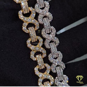 Pulsera de Lujo con Incrustaciones Completas de Moissanita, con Piedras de Estilo Diamante Redondas y Baguette, en Acabado Premium Dorado y Plateado - Product Image 2