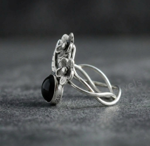 Anillo Minimalista Hecho a Mano con Ónix Negro de 8mm, Forma Redonda, Plata de Ley 925, Baño de Rodio, Diseño de Hoja y Flor - Product Image 2