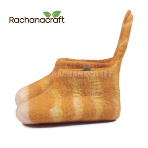 Chaussures en feutre de laine faciles à enfiler multicolores fabriquées à la main par une femme népalaise Artisan Idée cadeau parfaite pour maman, papa et vos proches - Product Image 2