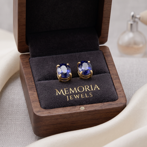 Vente en gros de boucles d'oreilles à clous en or jaune 9 carats avec saphir bleu naturel ovale à 4 griffes, Memoria Jewels - Product Image 6