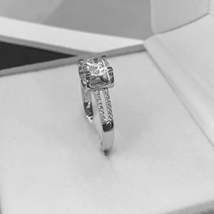 แหวนเพชรทรงกลมเม็ดเดี่ยว เพชรเพาะเลี้ยงสำหรับงานหมั้น แหวนทองคำขาว 14K ประดับเพชรแบบปาเว่ ดีไซน์โค้งสำหรับเจ้าสาว - Product Image 4