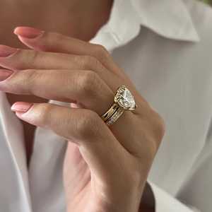 Ensemble de mariage en or jaune avec diamant en forme de cœur de 5 carats E VVS2 serti de griffes, bague de fiançailles de 2,8 mm et alliance demi-éternité de 3 mm - Product Image 5