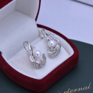 Boucles d'oreilles pour femmes en argent S925 avec perles d'eau douce blanches de 7-8 mm, lumière intense, presque parfaites, design élégant avec grille de diamants circulaire - Product Image 2