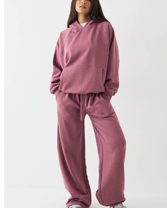 ชุดเซ็ตฮู้ดดี้สีชมพูสำหรับผู้หญิงแบบสั่งทำพิเศษ กางเกงวอร์มโอเวอร์ไซส์ ชุดวอร์มผู้หญิงขายส่ง ผู้ผลิตชุดลำลองพร้อมโลโก้สั่งทำสำหรับผู้หญิงจากโรงงาน - Product Image 4