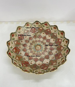 Plats et assiettes de service ronds en métal poli plaqué or, écologiques et modernes, faits à la main - Product Image 6