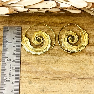 Nouvelle Arrivée Boucles d'Oreilles Créoles Spirales Bohèmes Tribales en Laiton Plaqué Or 18 carats pour Femme, Boucles d'Oreilles Créoles en Labradorite Tourbillonnante, Vente en Gros OEM - Product Image 3