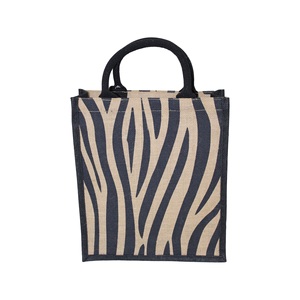 Sac de transport élégant en toile de coton imprimé zèbre pour trois bouteilles de vin, avec poignée en corde rembourrée et finition en PP laminé - Product Image 1