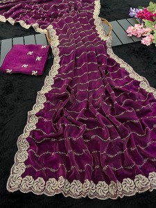 Sari de satén de diseño Fandy con bordado de cuentas en el pallu, trabajo de bordado en toda la prenda y ribete con trabajo de recorte, con blusa. - Product Image 5