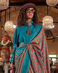Sari de Diseño KV Soft Silk Ikat con Estampado Geométrico Color Óxido y Blusa Sin Coser - Product Image 5