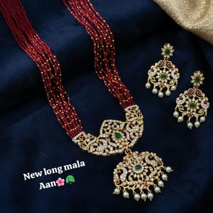 Nouvel ensemble de bijoux vintage en alliage plaqué or avec cristaux et strass, comprenant boucles d'oreilles et Maang Tikka, idéal pour mariages et fêtes. - Product Image 1