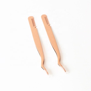 Pinzas de Acero Inoxidable Doradas con Punta Inclinada al Mejor Precio al por Mayor, Pinzas para Pestañas con Peine de Marca Privada Personalizadas para Mujer - Product Image 2