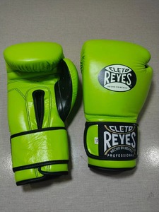 Guantes de Boxeo Profesionales Cleto Reyes, Color Verde Lima, de Cuero, con Cordones, 14oz, para Adultos - Product Image 1