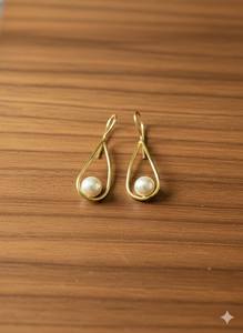 Boucles d'oreilles pendantes minimalistes modernes en argent sterling 925 plaqué or 14 carats avec perle, cadeau pour demoiselle d'honneur - Product Image 2