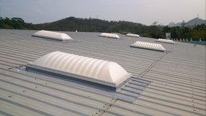 Dôme de puits de lumière en polycarbonate RHINO TUFF résistant aux chocs et aux intempéries avec rebords de toit personnalisés pour toitures industrielles - Product Image 5
