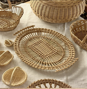 Plateau rond en rotin tissé à la main avec base à motif à carreaux noirs et poignées latérales rayées, disponible à prix de gros. - Product Image 4