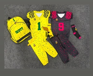 Ensemble d'uniformes de football américain pour hommes avec impression par sublimation personnalisée, sac à dos et chaussettes assortis, tenue d'équipe professionnelle - Product Image 1