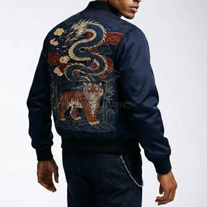 Chaqueta Sukajan de estilo moderno para hombre con patrón bordado detallado, tela satinada ligera, estilo urbano. - Product Image 2