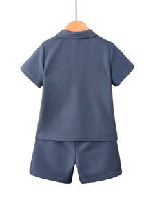 Conjunto informal y elegante de verano para niños, tela con textura tipo gofre con cuello y cuello en V, mangas cortas, pantalones cortos de color liso a juego, conjunto de 2 piezas - Product Image 2