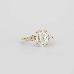 Bague de fiançailles à trois pierres en diamant ovale cultivé en laboratoire de 2 carats, certifiée IGI - Product Image 4