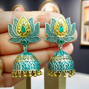 Pendientes colgantes con motivo de loto de doble tono de calidad superior para mujeres y niñas para ropa formal e informal - Product Image 3