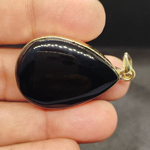 Collar con Colgante de Ónix Negro Natural en Bisel, Chapado en Oro, Forma de Pera, Joyería Moderna con Dijes de Latón para Mujer - Product Image 1