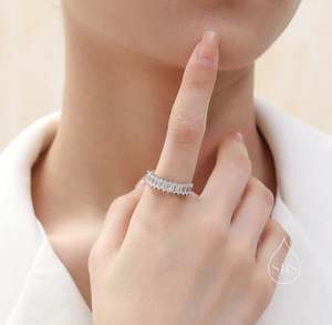 Anillo de Plata de Ley con Zirconia Cúbica Corte Baguette, Diseño de Media Eternidad Infinita, Engaste de Puntas, Chapado en Oro/Plata, Lujoso para Boda - Product Image 3